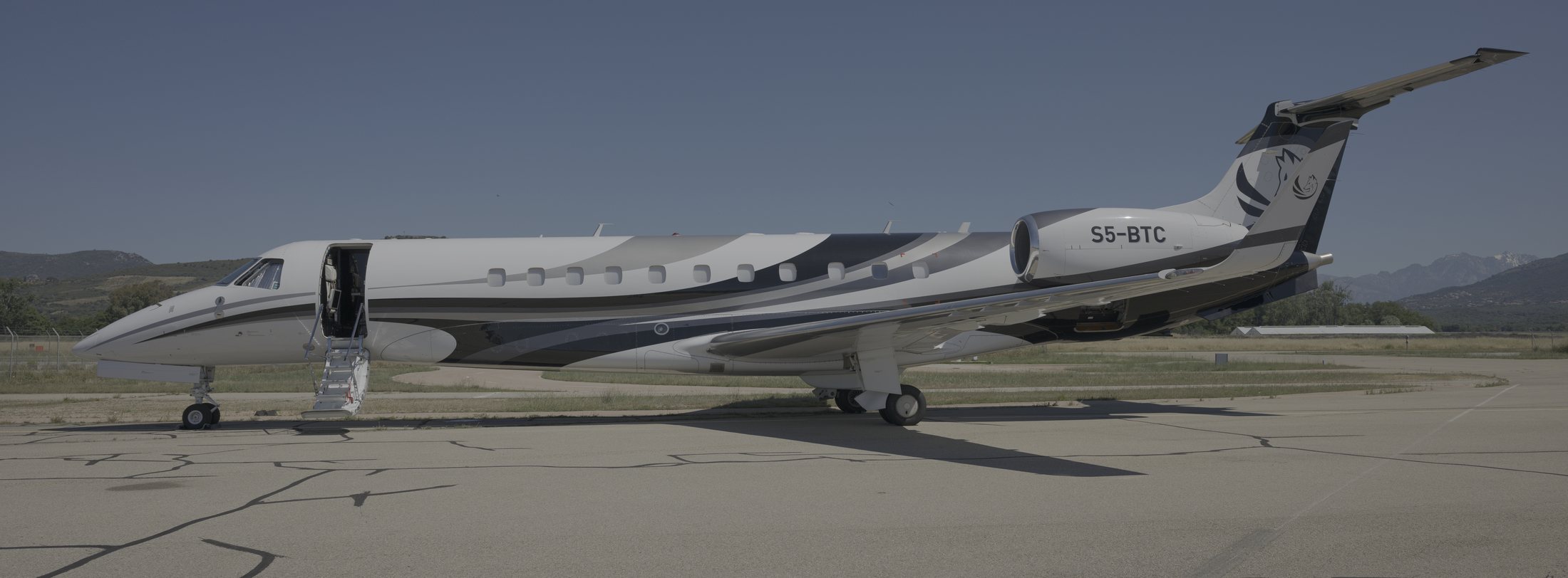 Embraer Legacy 600 S5-BTC on the apron